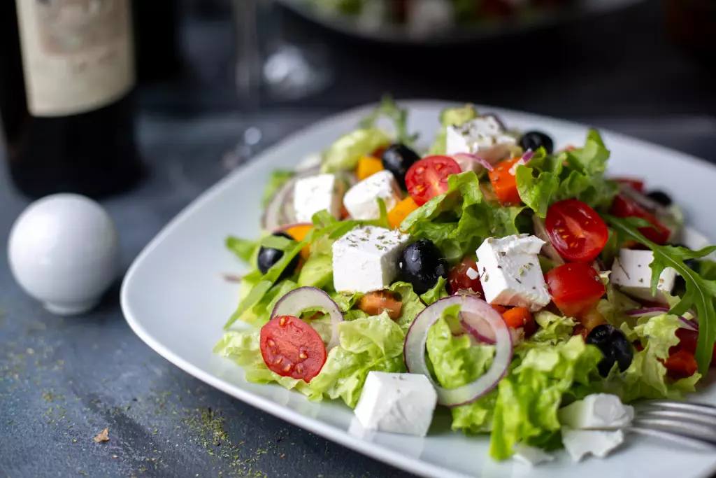 ensalada griega aliñada con AOVE